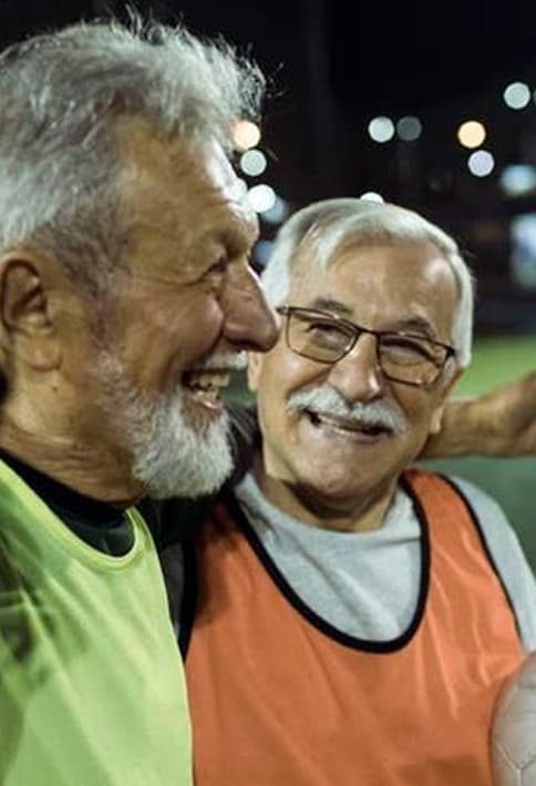 Groupe de personnes en plein air pratiquant un sport adapté et sécurisé avec matériel léger