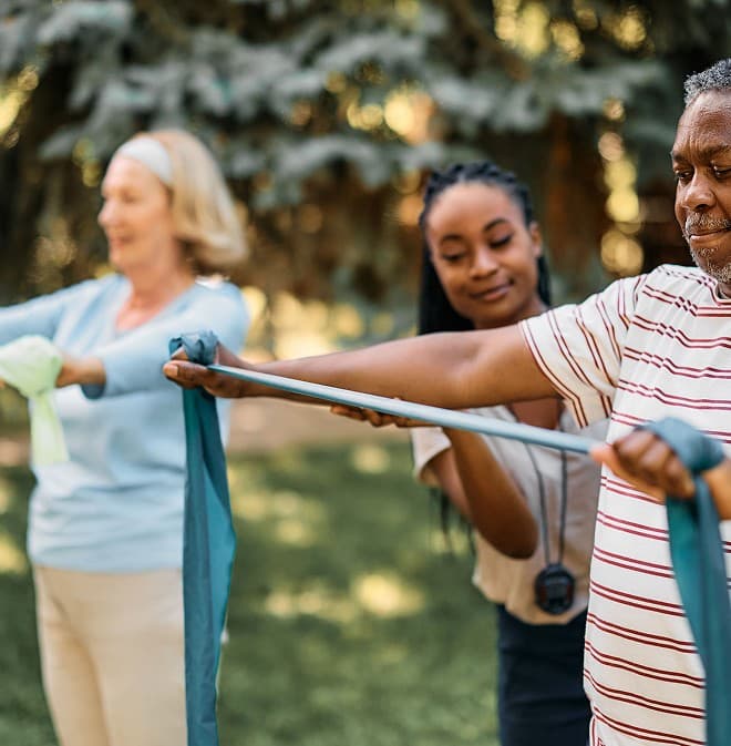 Randonneurs marchant sur un chemin ombragé près d'un lac en Bretagne